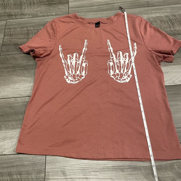 Skeleton Hand Cropped Graphic Tee Size Large (Juniors) - Picture 4 of 5
